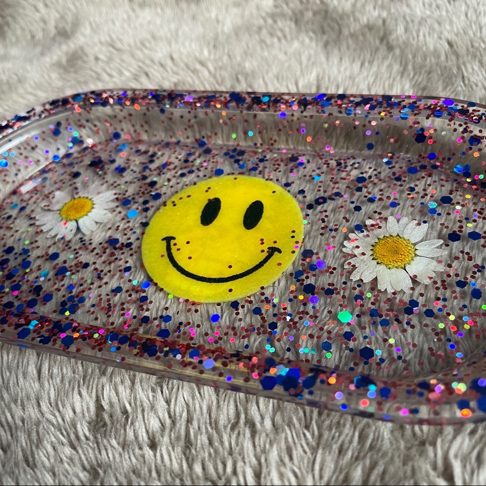 Resin Smiley Tray - Picture 3 of 4
